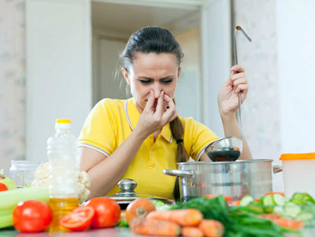 رفع فوری بوی سوختگی انواع غذا با 10 روش ساده