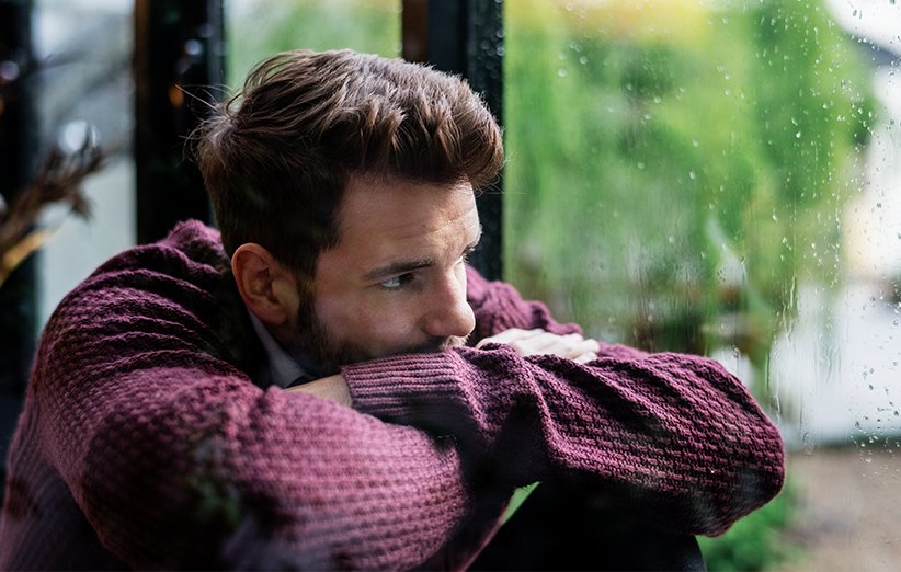 11 نشانه مردانی که به شدت غمگین و افسرده هستند
