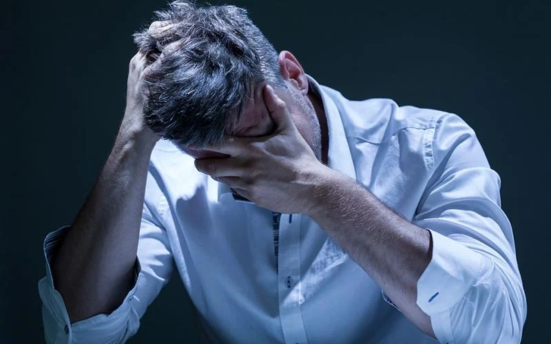 11 نشانه مردانی که به شدت غمگین و افسرده هستند