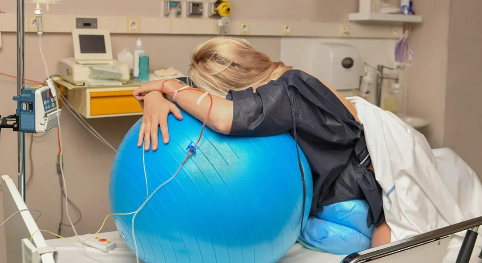 Labor_Pregnant_Ball_Hospital_1296x728_Header_1296x728_jpg_1155×648