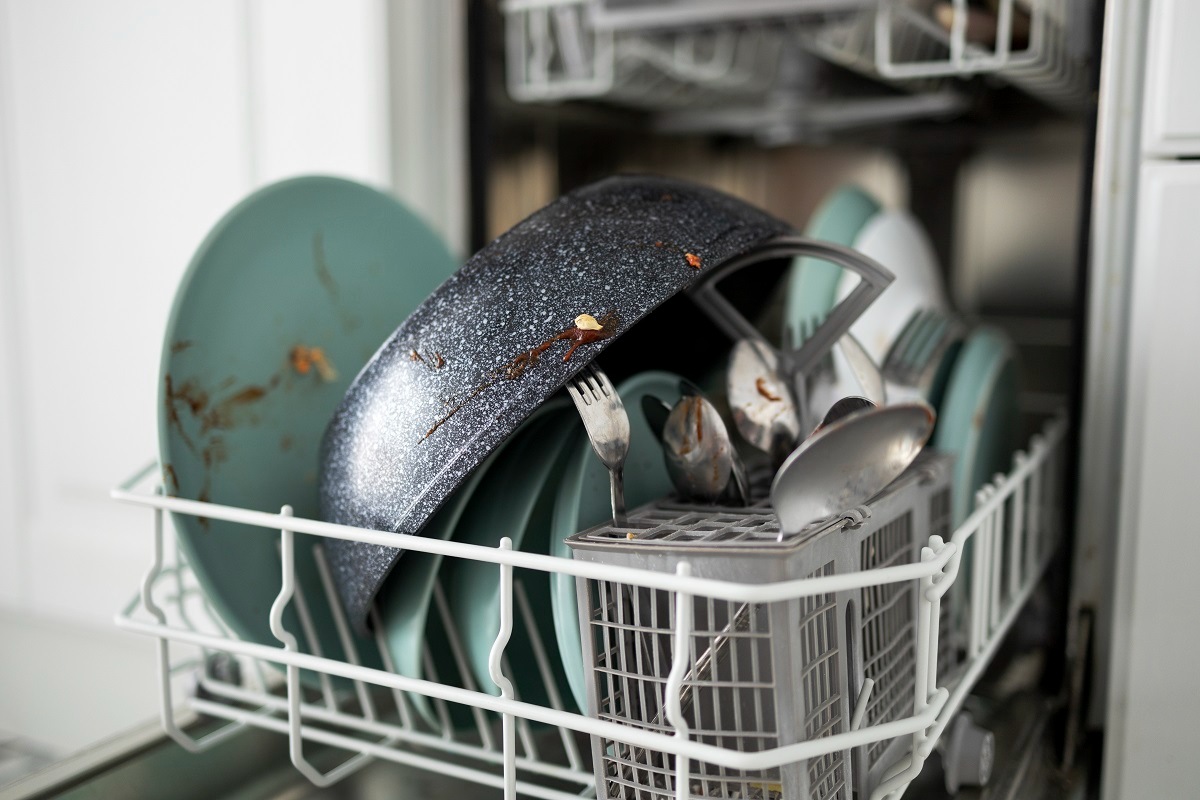 3 ترفند کاربردی برای تمیز شستن ظروف در ماشین ظرفشویی