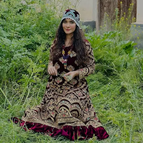 پیراهن رنگارنگ ساناز سعیدی
