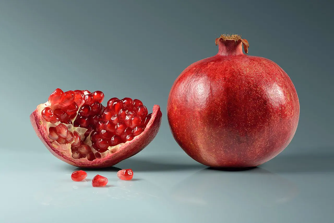 Pomegranate_fruit_-_whole_and_piece_with_arils