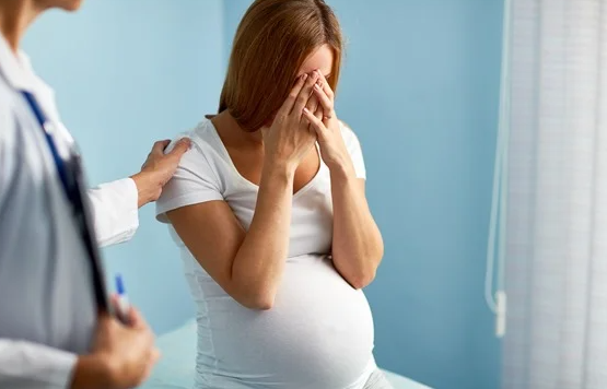 doctors_pregnant_women_upset_Pressmaster_thumb_jpg_590×393_10_22