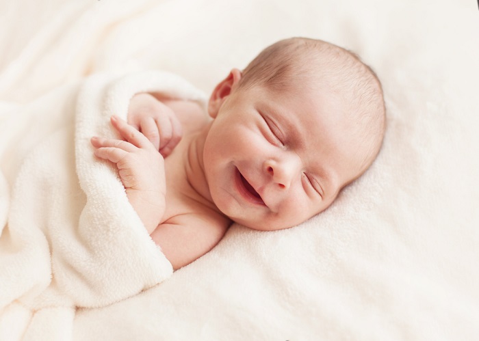 خنده نوزاد در خواب، علت و انواع
