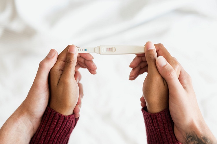 woman-holding-positive-pregnancy-test111