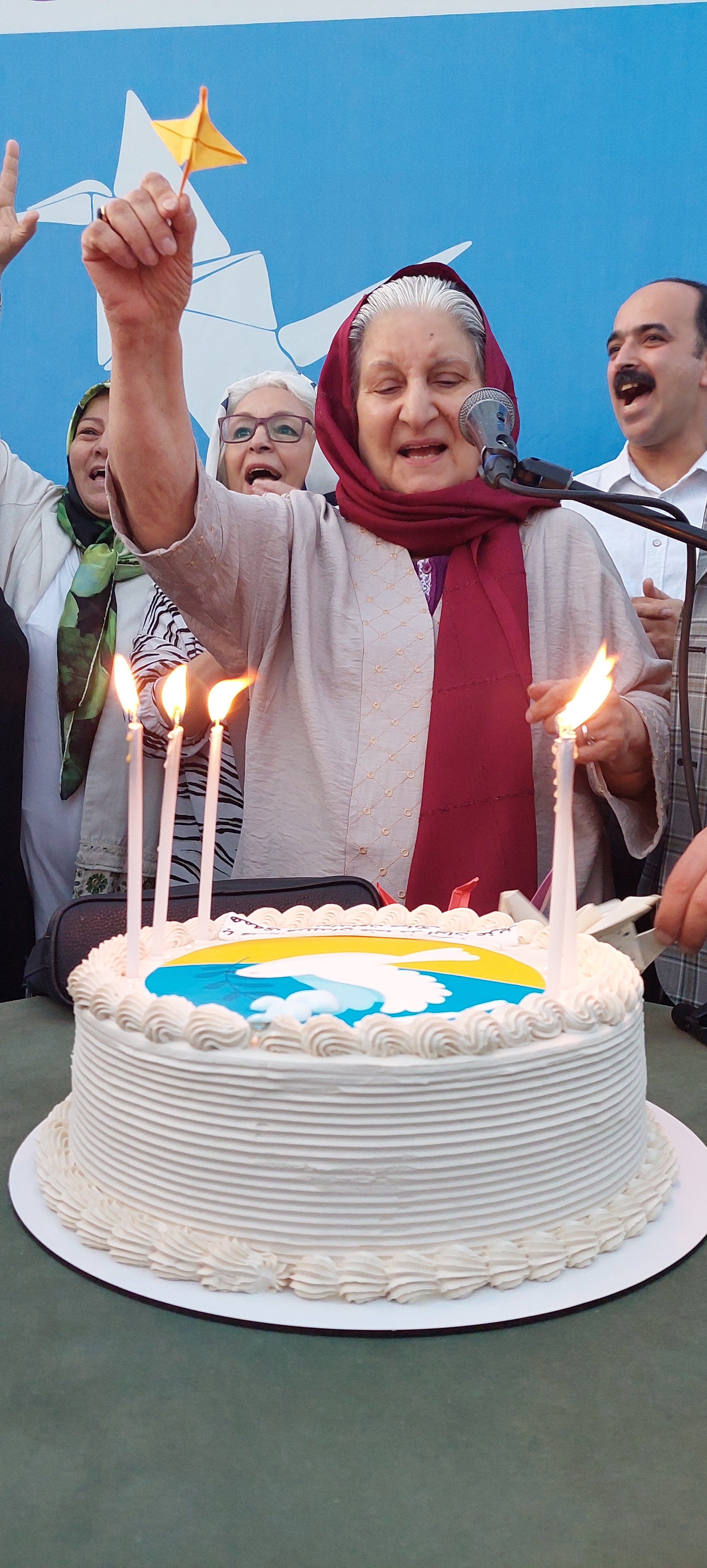 پرواز ۲۰۰۰ درنای رنگی در بوستانی در تهران