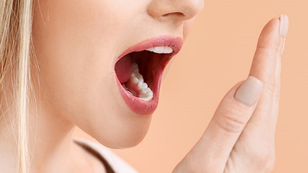 10 راهکار ساده و کاربردی برای از بین بردن بوی بد دهان