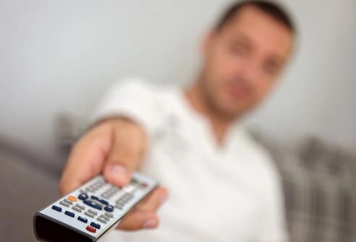 493ss_thinkstock_rf_man_using_tv_remote_close_up