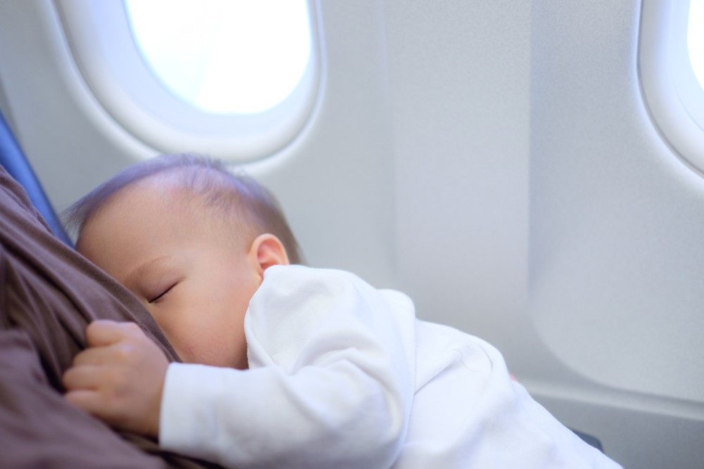 نحوه نگهداری نوزاد در هواپیما | 0 تا 100 نکاتی که باید بدانید