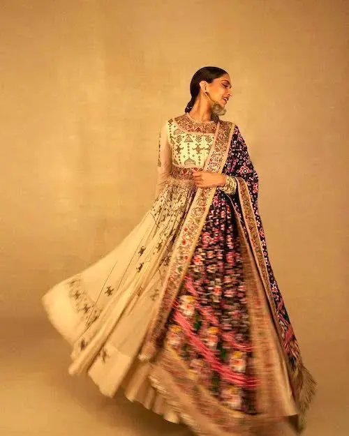 ساری گلدوزیشده دیپیکا