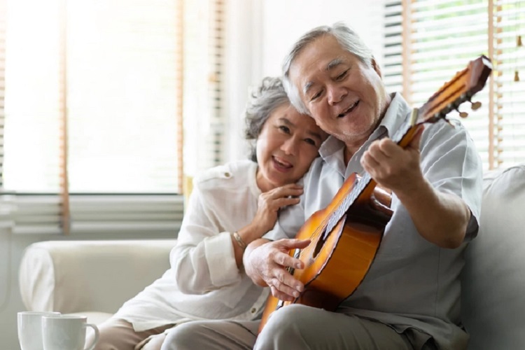 1800ss_getty_rf_couple_on_couch-1