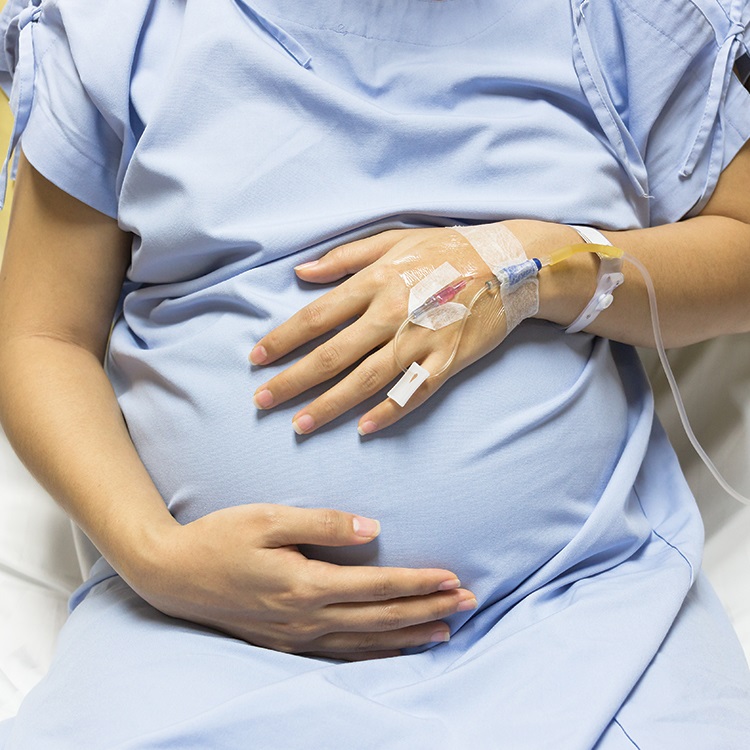 پایین آمدن جنین در بارداری، خطرناک است؟