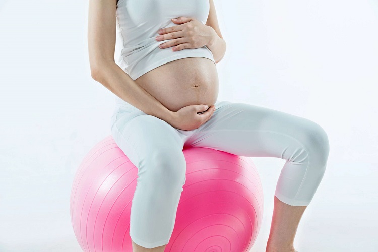 pregnant-workout2-gty-ml-180322_hpMain1