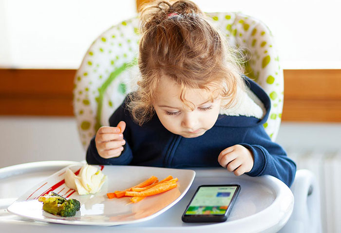 چگونه کودکمان را از گوشی هوشمند دور کنیم؟ 