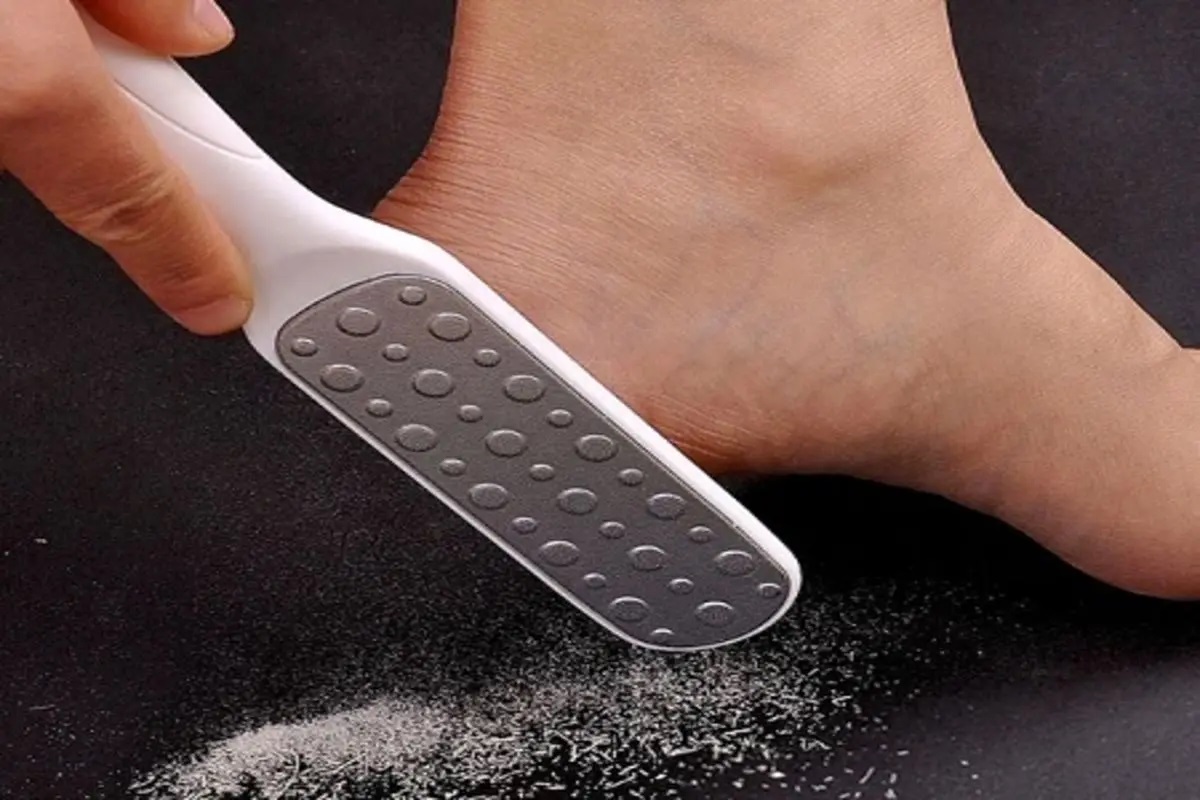 روش استفاده از سوهان و رنده پا برای رفع سلول‌های مرده پوست پا