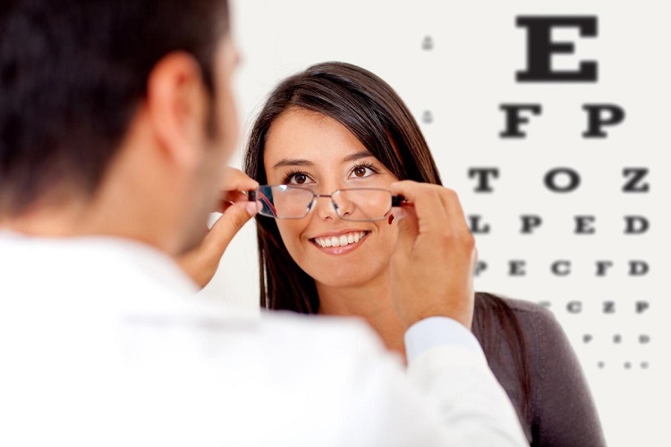 تفاوت بین اپتومتریست و چشم پزشک؛ به کدام مراجعه کنم؟
