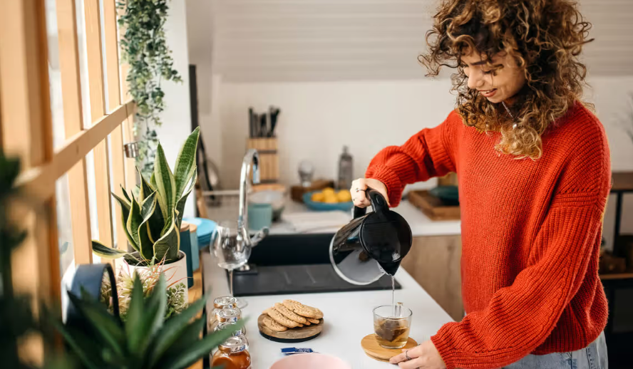 female_pouring_tea_1296x728_header_1296x729_jpg_1296×729_10_12_2024