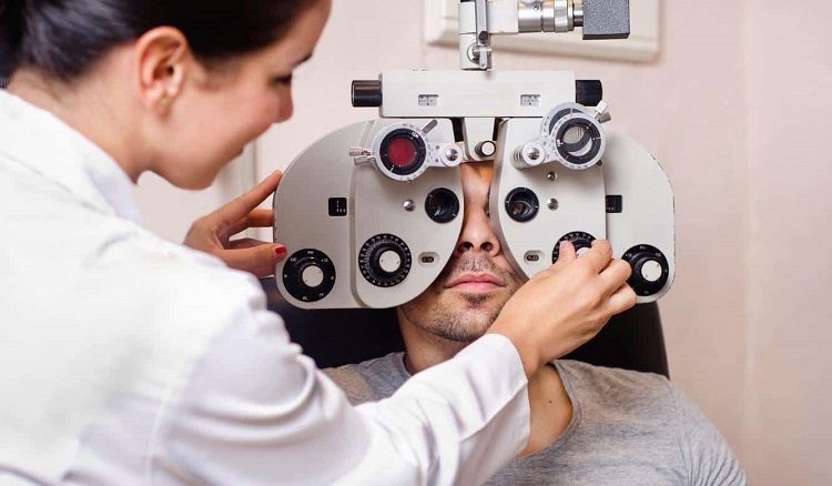تفاوت بین اپتومتریست و چشم پزشک؛ به کدام مراجعه کنم؟
