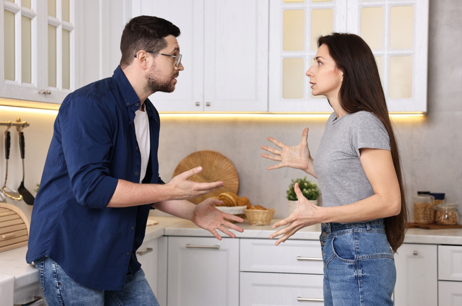 couple-arguing-in-the-kitchen