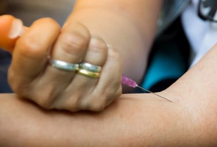 493ss_thinkstock_rf_woman_injecting_illegal_drug