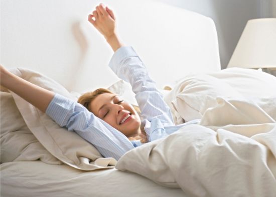 ۴ راه کاربردی برای اینکه صبح ها با انرژی از خواب بیدار شویم