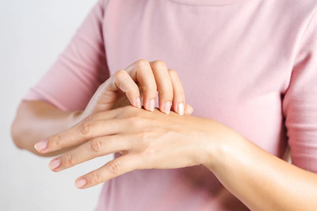 closeup-young-woman-scratching-itch-her-hands-health-care-medical-concept_59017-271-min