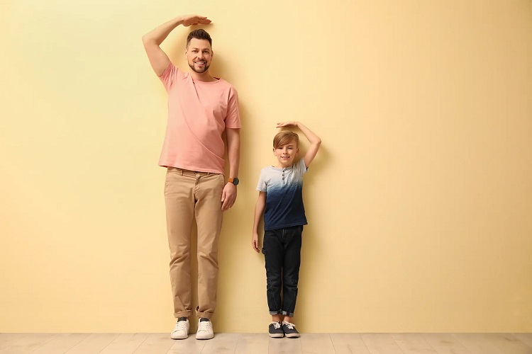 A_man_and_a_bot_measuring_their_height