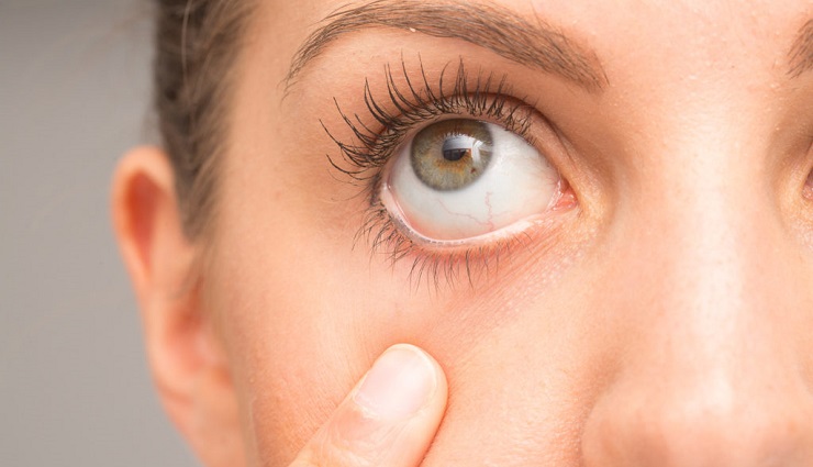 girl_with_green_eyes_holding_eye_hero-1-1-1024x672-1