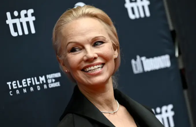 pamela_anderson_attends_premiere_last_89087925_jpg_744×495_09_30