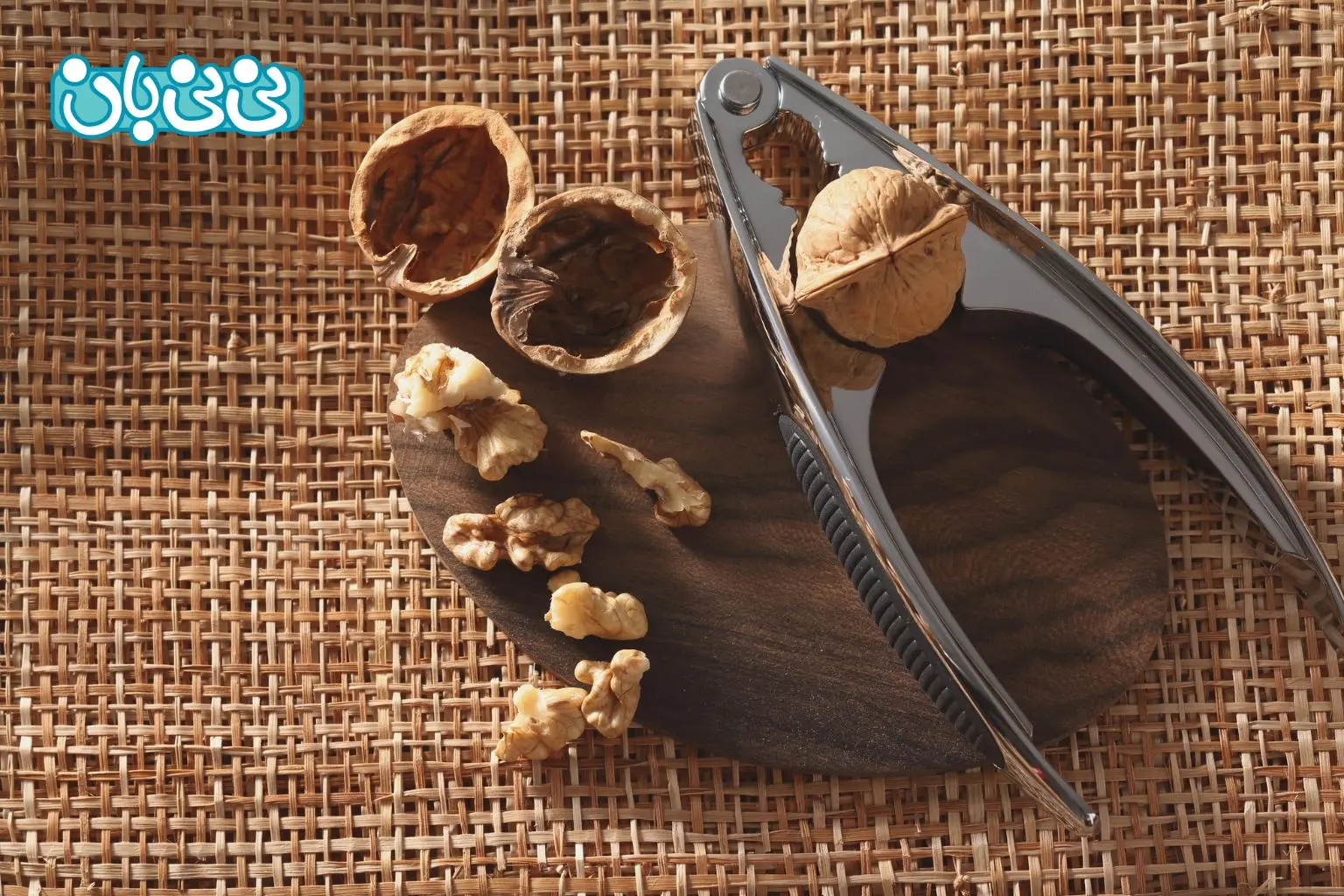 پیشگیری از سیاه شدن دست هنگام پوست کندن گردو