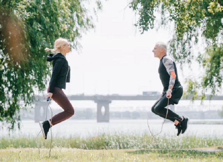 mature-couple-jumping-rope