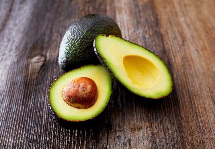 Whole-and-sliced-avocado-on-wooden-table1