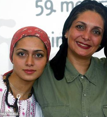 iranian_director_manijeh_hekmat_poses_with_iranian_actresses_pagah