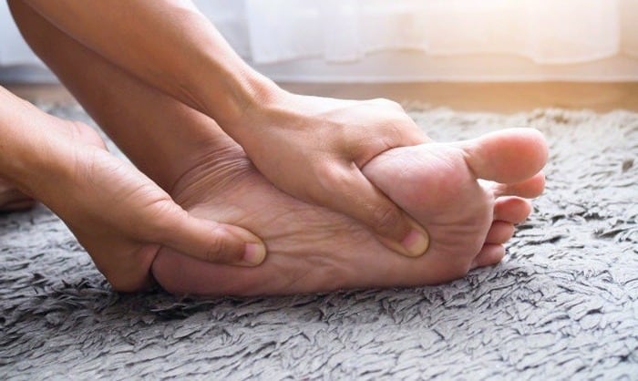 خواب رفتن پاها نشانه کمبود کدام ویتامین است؟ 