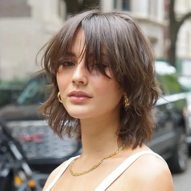 Short-hairstyles-with-bangs-for-round-faces
