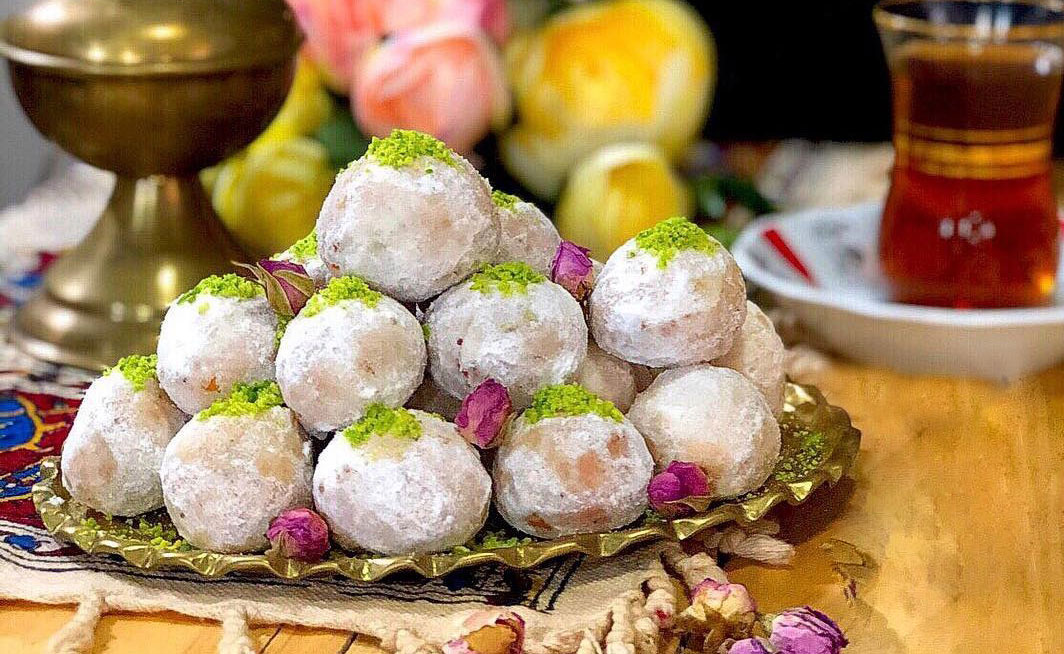 خوشمزه ترین شیرینی برای پذیرایی عید نوروز/ پختن «قطاب» رو به روش یزدی ها 