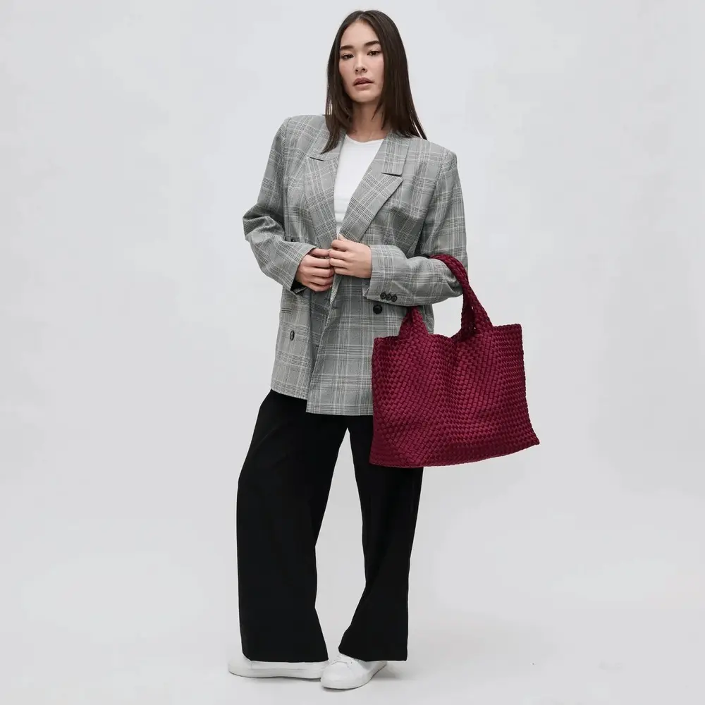 burgundy-tote-bag-smart-casual-styling_1600x