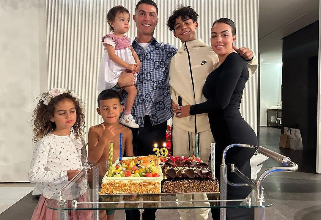 جشن تولد ساده ۳۹ سالگی رونالدو همه را شوکه کرد / جورجینا حسابی تیپ زد + عکس