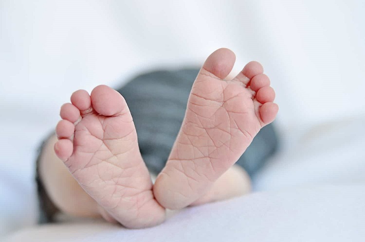 newborn-baby-feet-story-slide