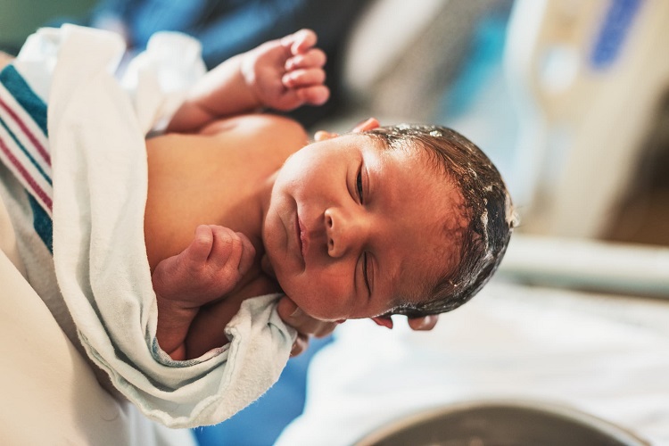 Baby-Boys-First-Bath-477938572_2122x1416