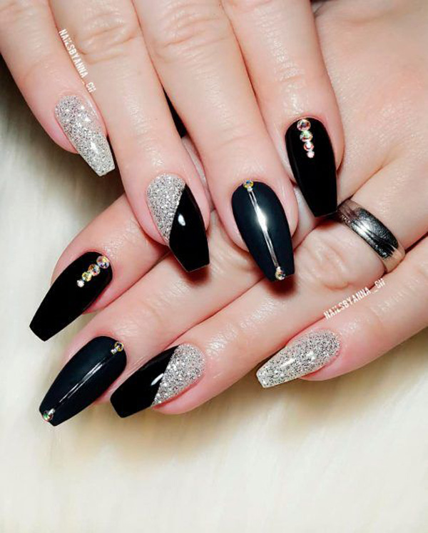 black-and-silver-nail-model-23