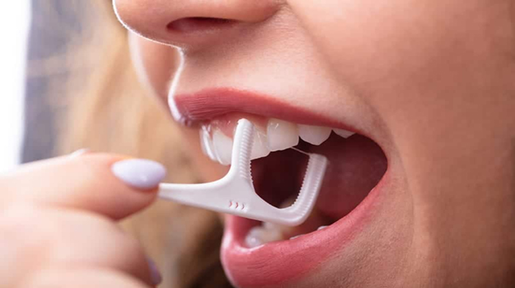 How-to-use-dental-floss-correctly