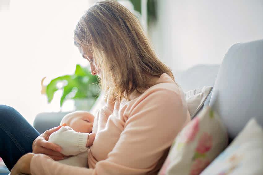 21-Breastfeeding-during-illness_750763312