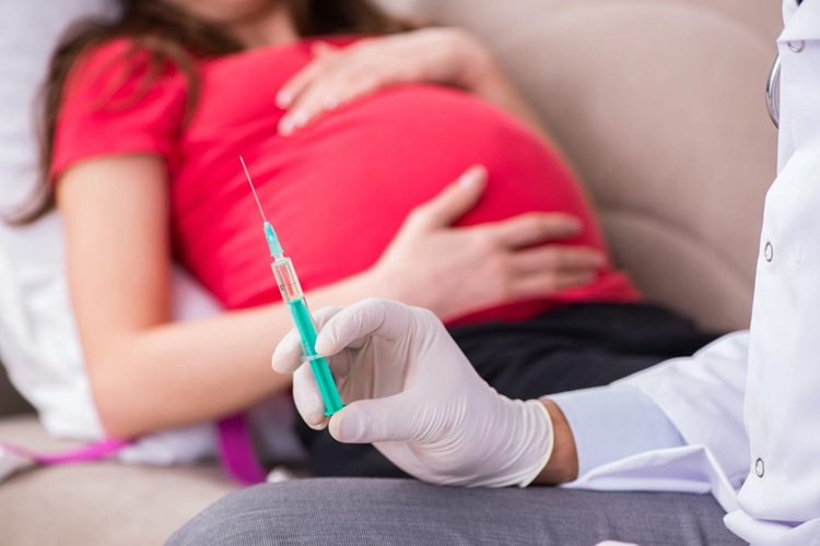 Pregnant-woman-getting-Tdap-vaccine-scaled1