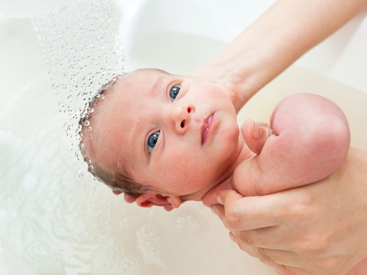 When-to-Start-Bathing-Baby-1-scaled