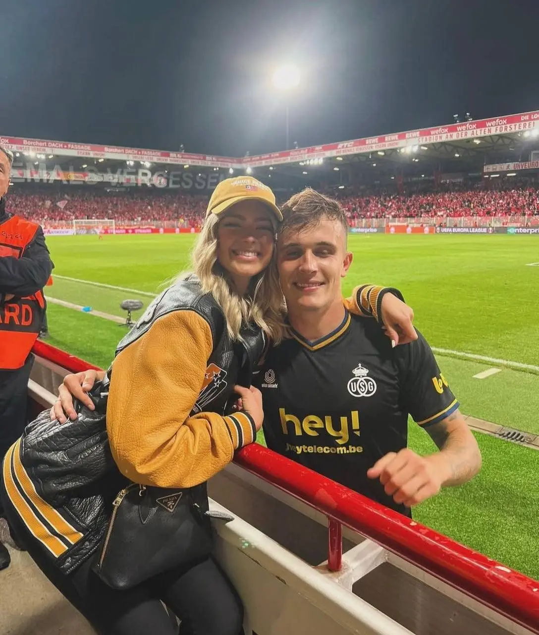 اکرت و همسرش