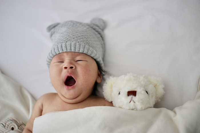 خنده نوزاد در خواب، علت و انواع