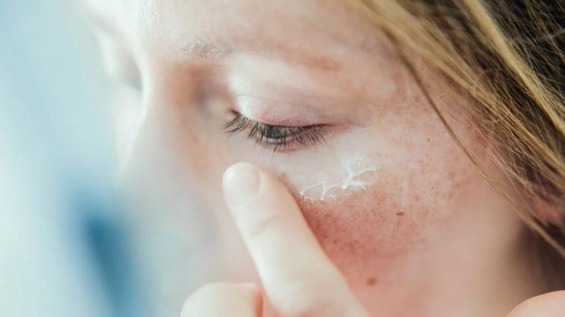 علل ایجاد لکه های خشکی روی پوست (پیشگیری + درمان)