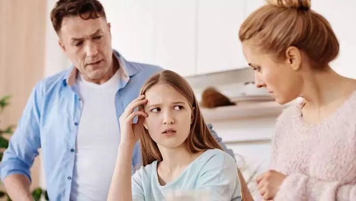 رفتار اشتباه والدین که باعث ایجاد احساس بدبختی در نوجوانشان میشود